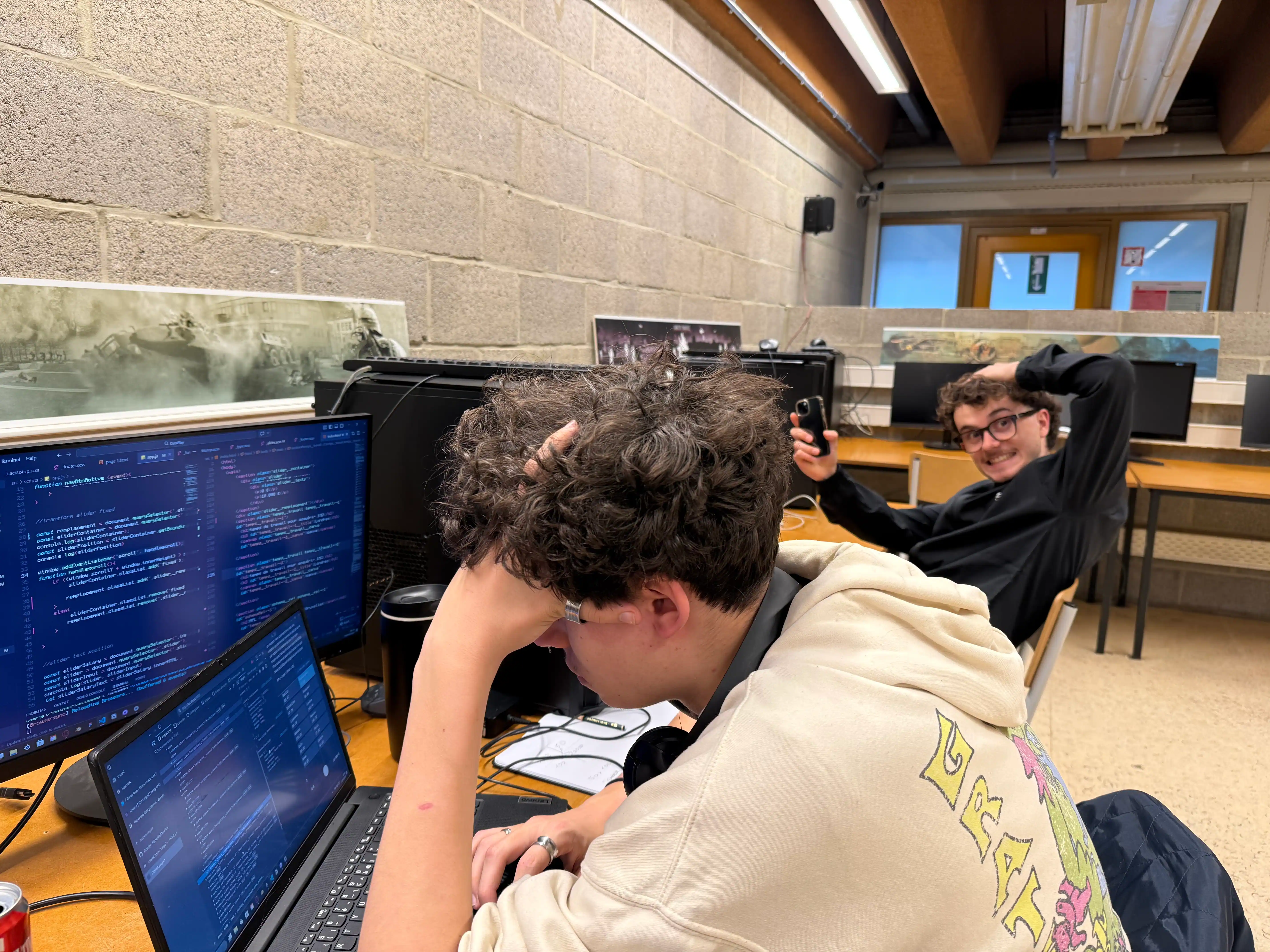 Keelan prenant en photo les codeurs