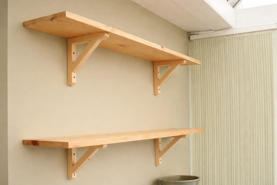 Etagère traditionel avec équerres